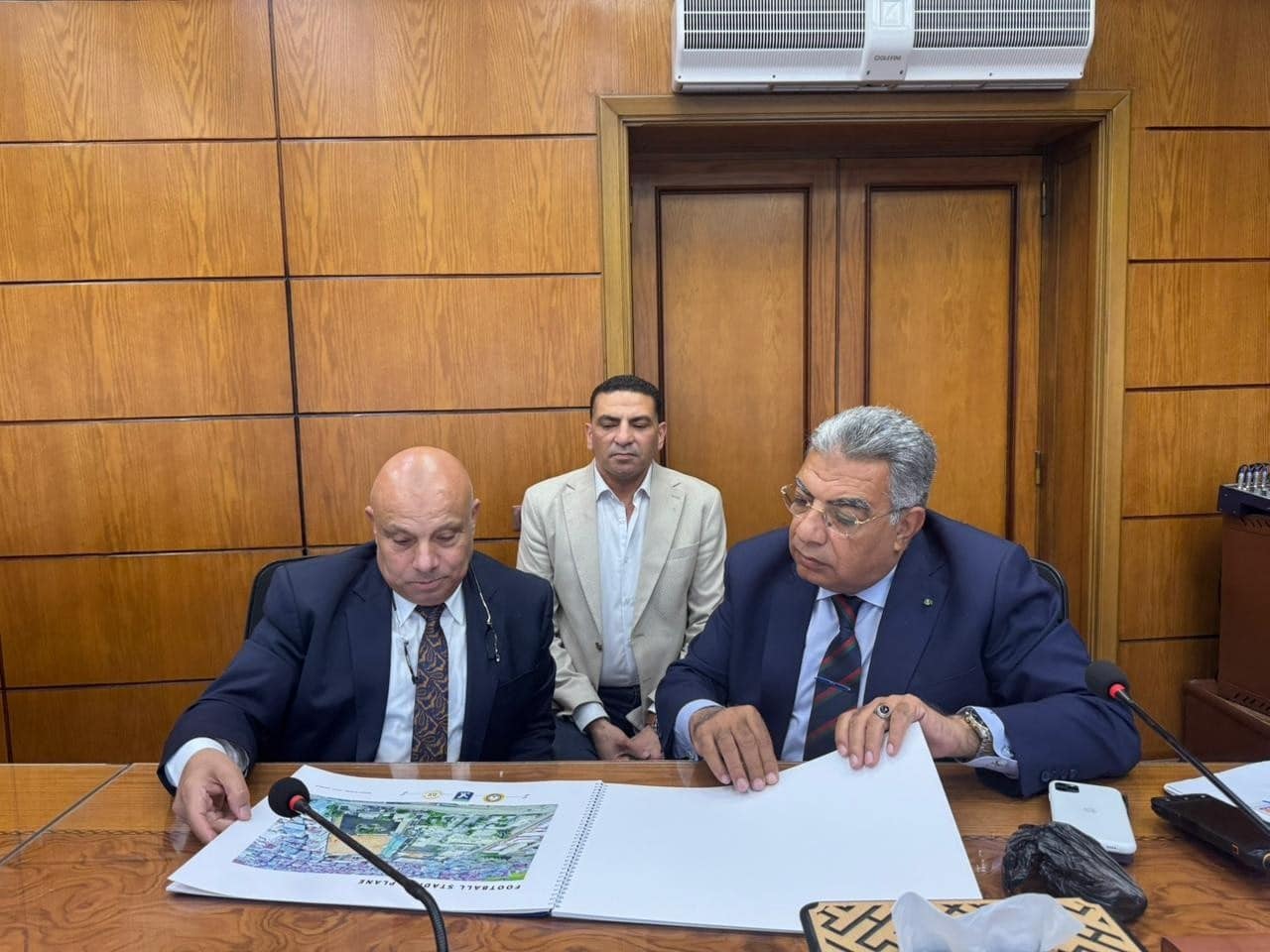 جانب من اجتماع الخضر إبراهيم والمحافظ طارق مرزوق
